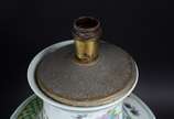 Par de abatjoures de porcelana oriental decorad... - Par de abatjoures de porcelana oriental decorados com flores e guirlandas em policromia, bases de madeira. Metal com oxidações. Acompanham cúpul...