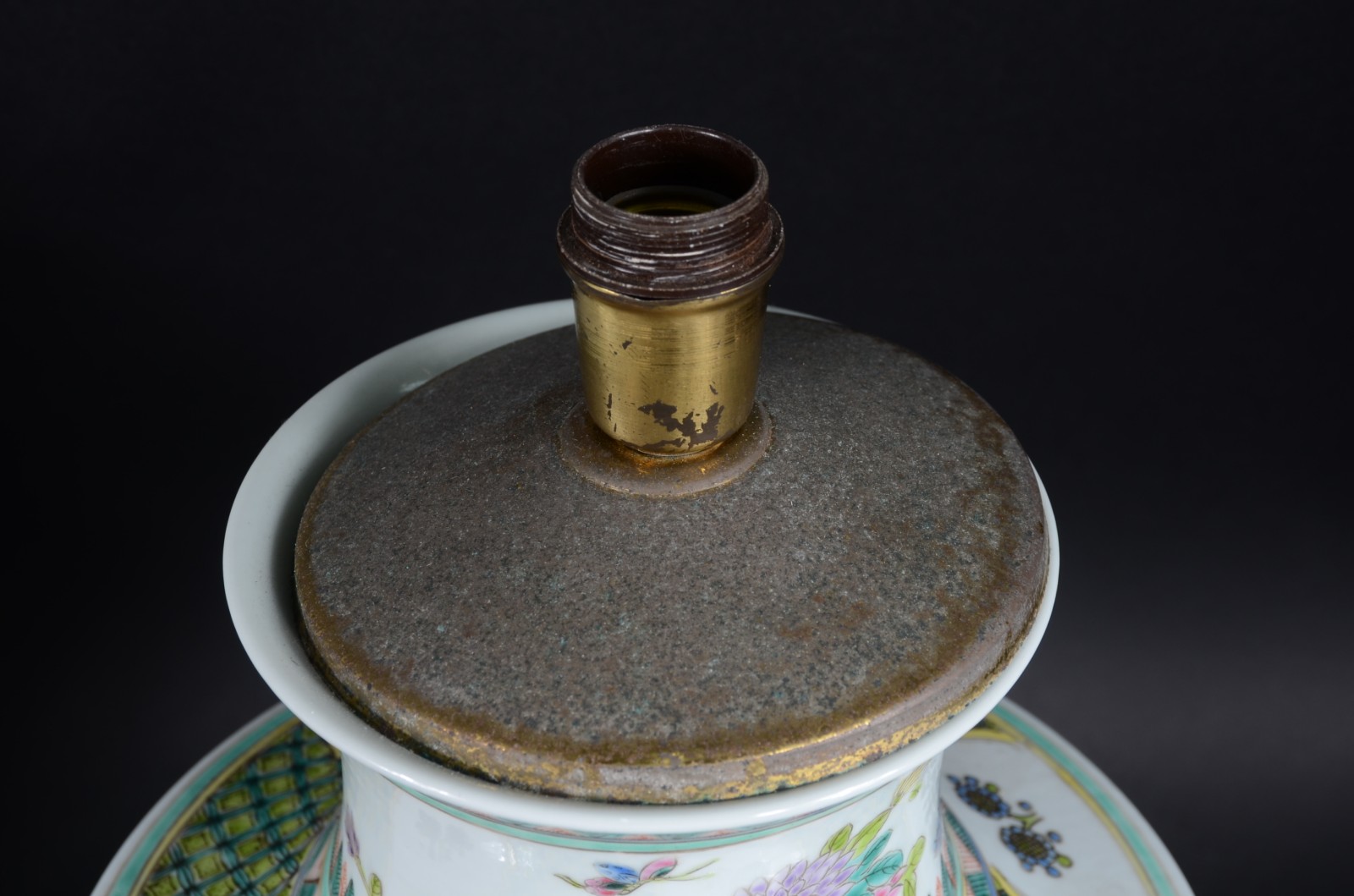 Par de abatjoures de porcelana oriental decorados com flores e... - foto 5 de 10