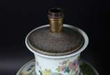 Par de abatjoures de porcelana oriental decorad... - Par de abatjoures de porcelana oriental decorados com flores e guirlandas em policromia, bases de madeira. Metal com oxidações. Acompanham cúpul...