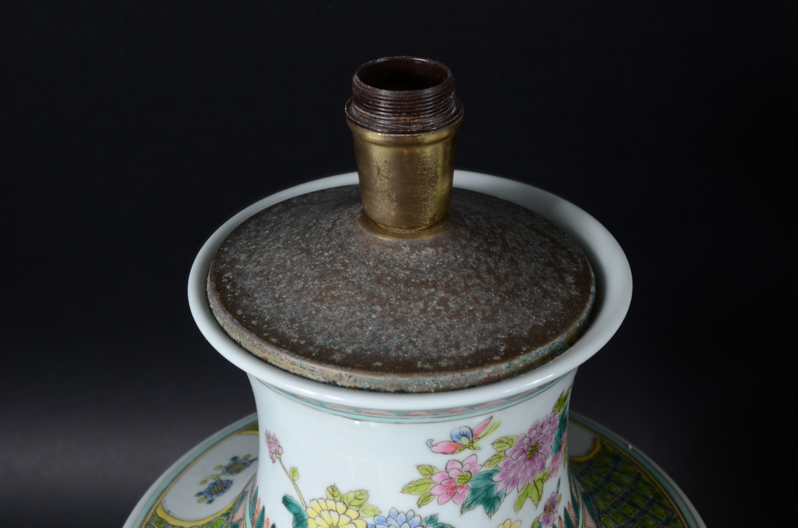 Par de abatjoures de porcelana oriental decorados com flores e... - foto 7 de 10