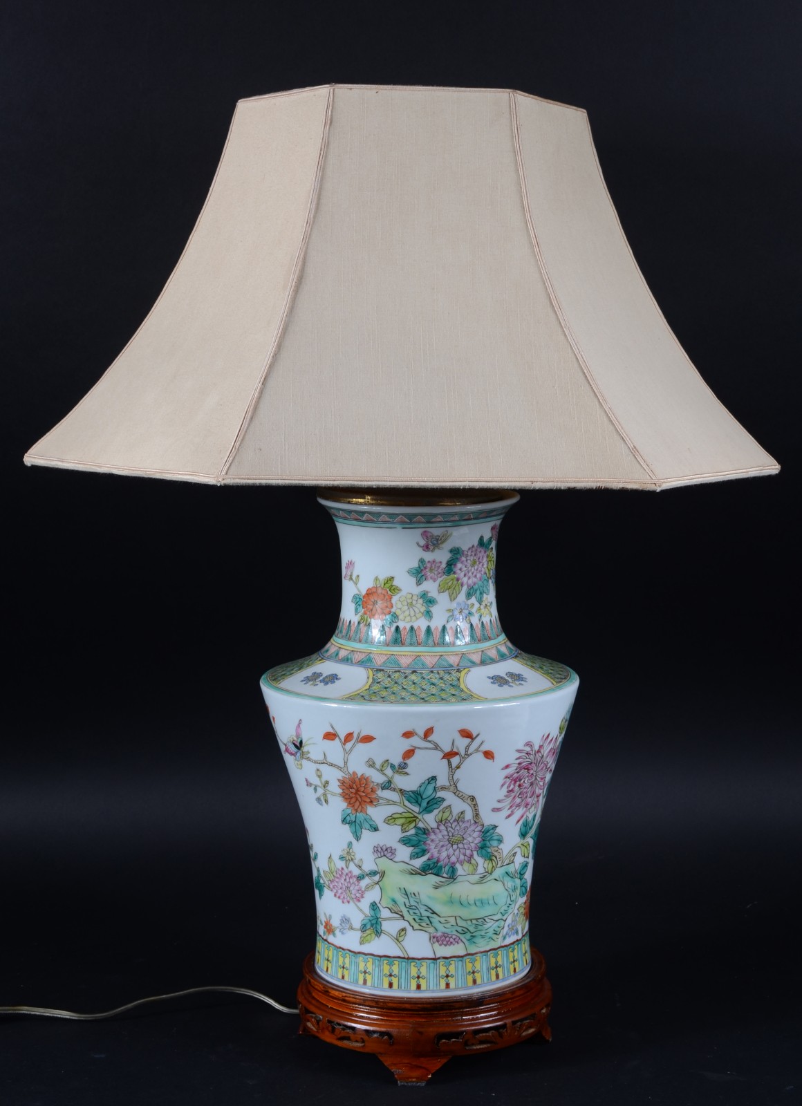 Abatjour de porcelana oriental, fundo branco decorado com flores e... - foto 1 de 6