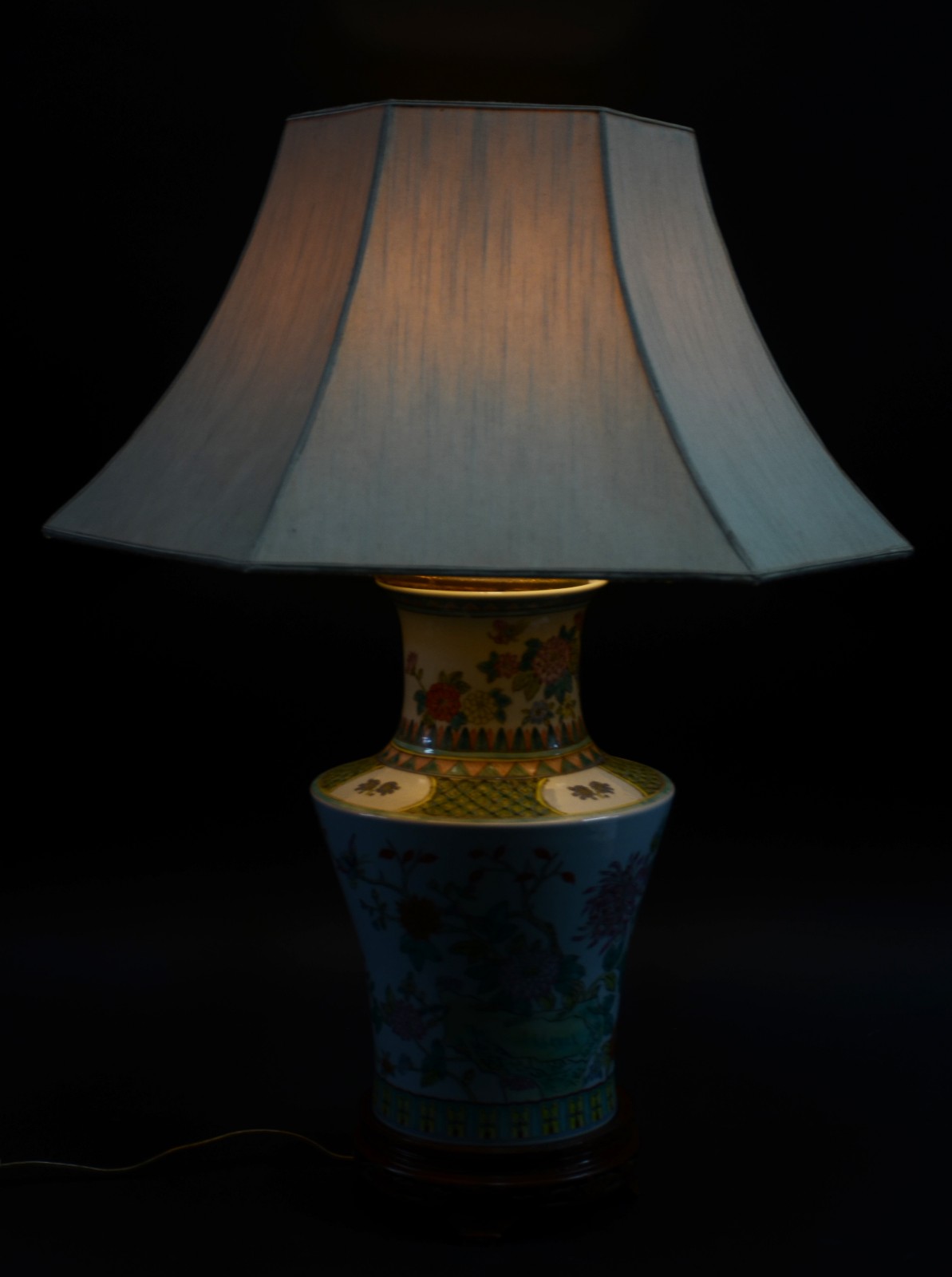 Abatjour de porcelana oriental, fundo branco decorado com flores e... - foto 2 de 6