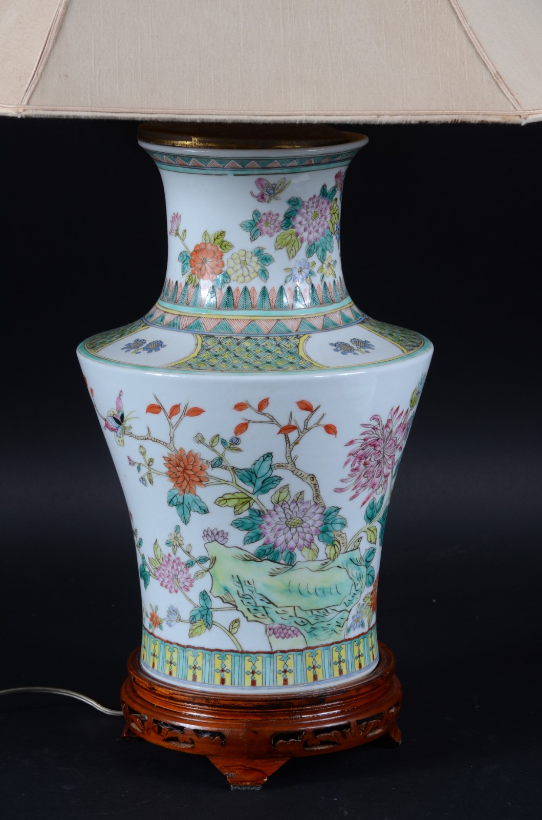 Abatjour de porcelana oriental, fundo branco decorado com flores e... - foto 3 de 6