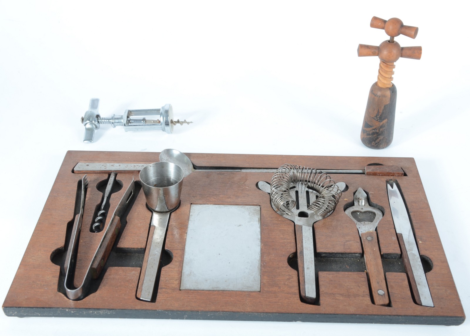 Conjunto de acessórios para bar de madeira e metal. Desgastes. - foto 1 de 9