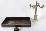 Três peças diversas, sendo: xícara com pires e ... - Três peças diversas, sendo: xícara com pires e bandeja de charão (partes quebradas); e, candelabro de metal para 4 velas com base de mármore (um...