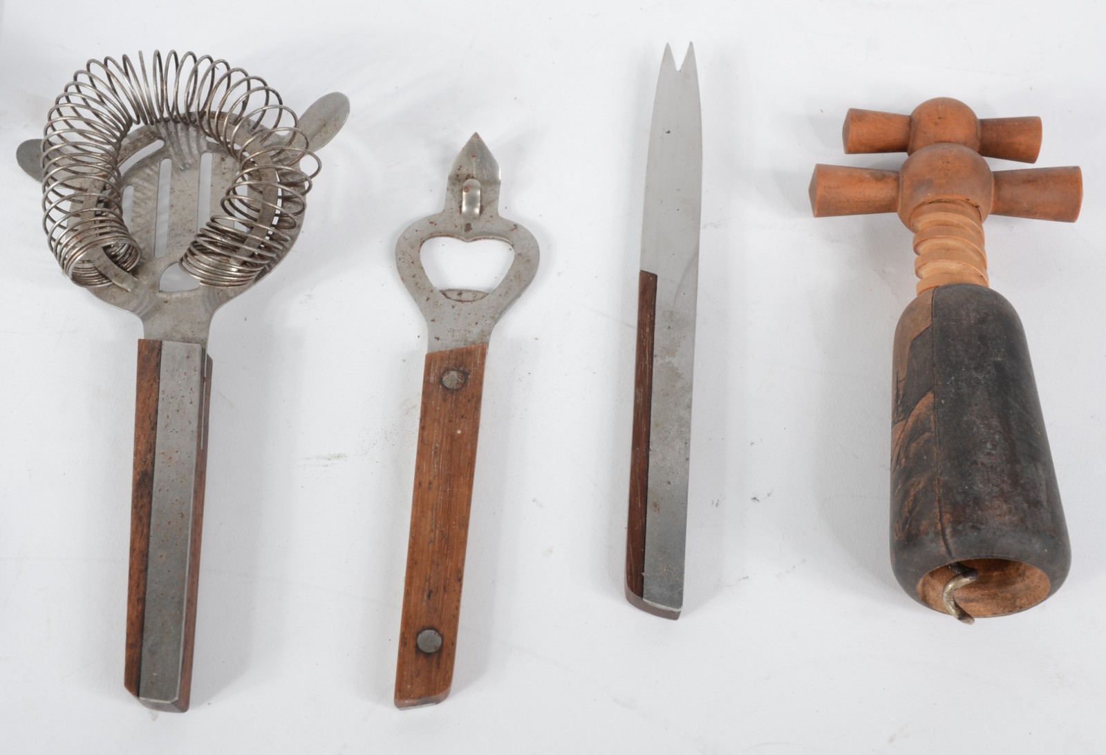 Conjunto de acessórios para bar de madeira e metal. Desgastes. - foto 6 de 9
