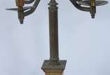 Três peças diversas, sendo: xícara com pires e ... - Três peças diversas, sendo: xícara com pires e bandeja de charão (partes quebradas); e, candelabro de metal para 4 velas com base de mármore (um...