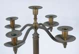 Três peças diversas, sendo: xícara com pires e ... - Três peças diversas, sendo: xícara com pires e bandeja de charão (partes quebradas); e, candelabro de metal para 4 velas com base de mármore (um...