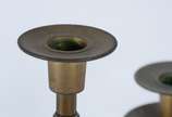 Três peças diversas, sendo: xícara com pires e ... - Três peças diversas, sendo: xícara com pires e bandeja de charão (partes quebradas); e, candelabro de metal para 4 velas com base de mármore (um...