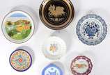 Conjunto com 7 pratos diversos de porcelana dec... - Conjunto com 7 pratos diversos de porcelana decorativa.