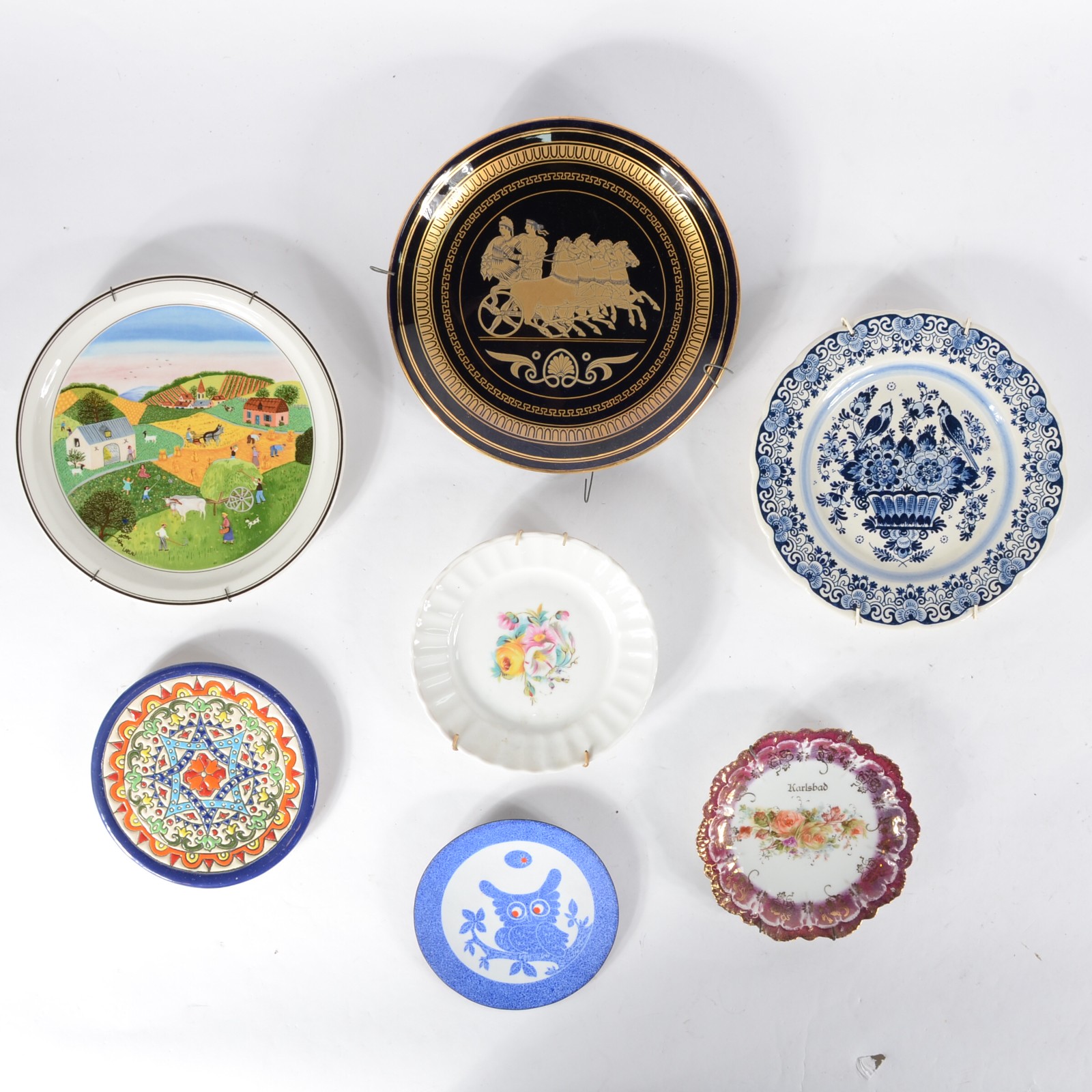 Conjunto com 7 pratos diversos de porcelana decorativa. - foto 1 de 9