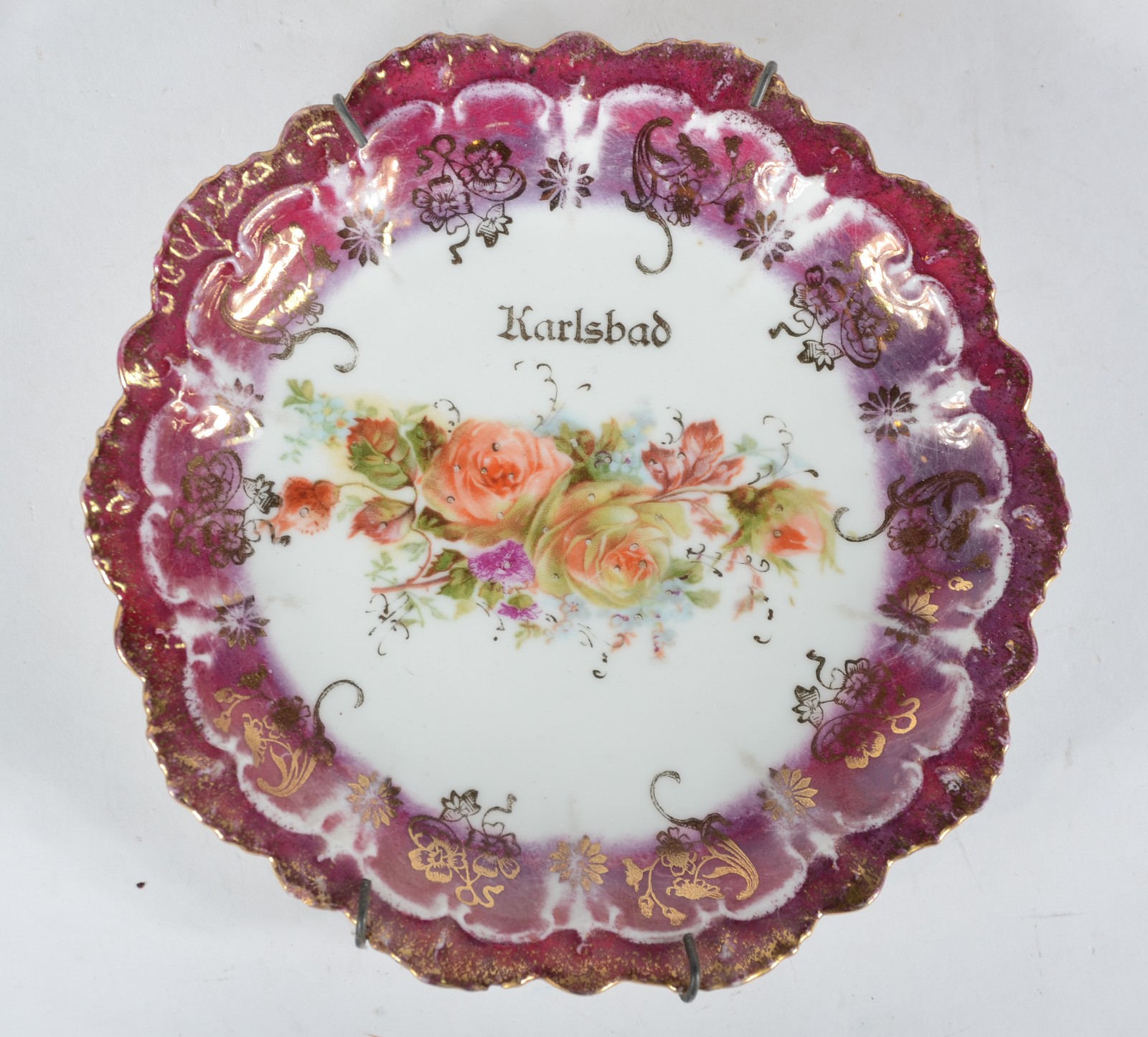 Conjunto com 7 pratos diversos de porcelana decorativa. - foto 2 de 9