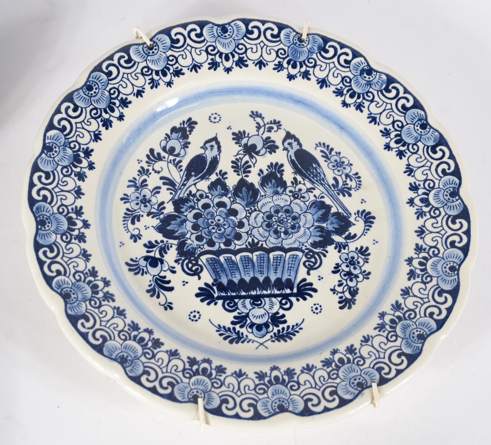 Conjunto com 7 pratos diversos de porcelana decorativa. - foto 4 de 9