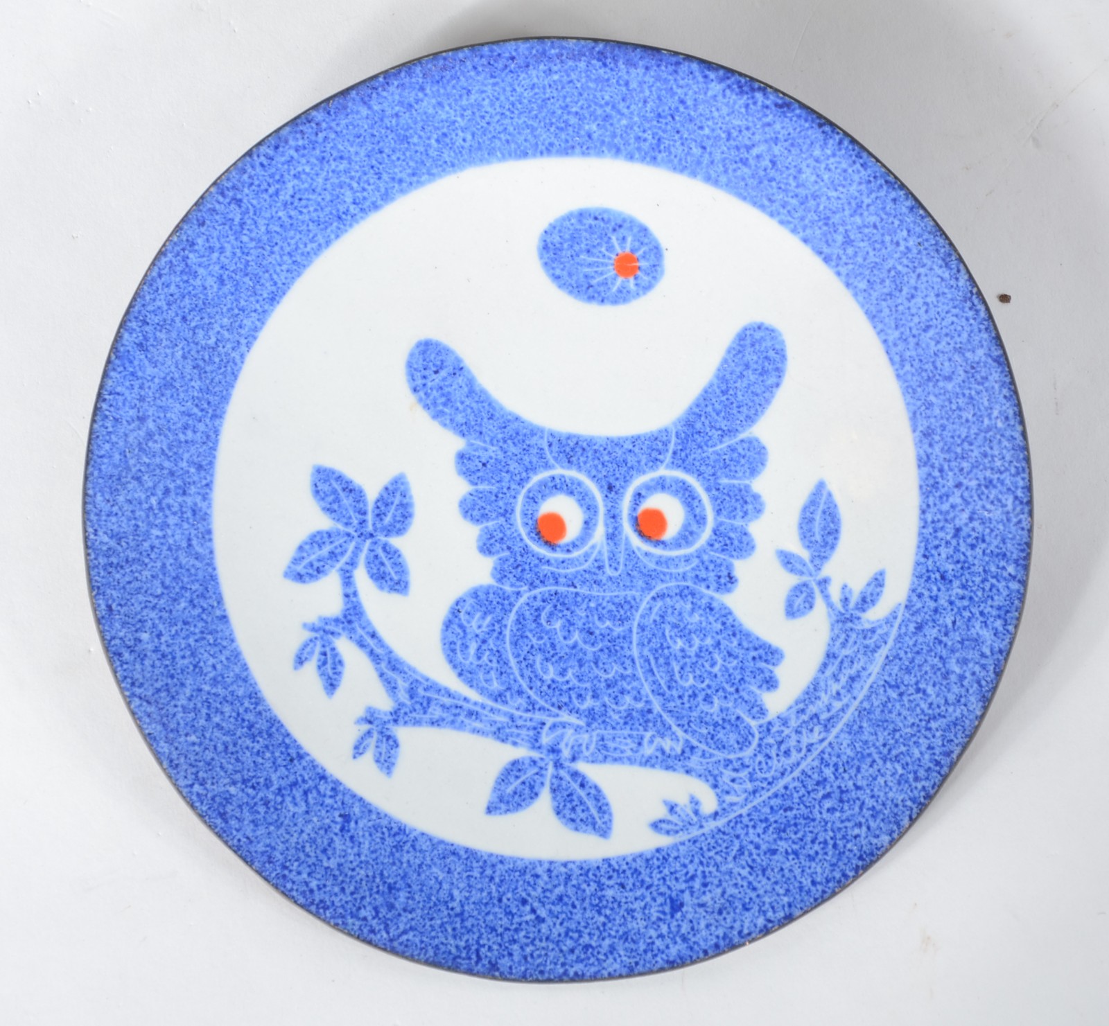 Conjunto com 7 pratos diversos de porcelana decorativa. - foto 5 de 9