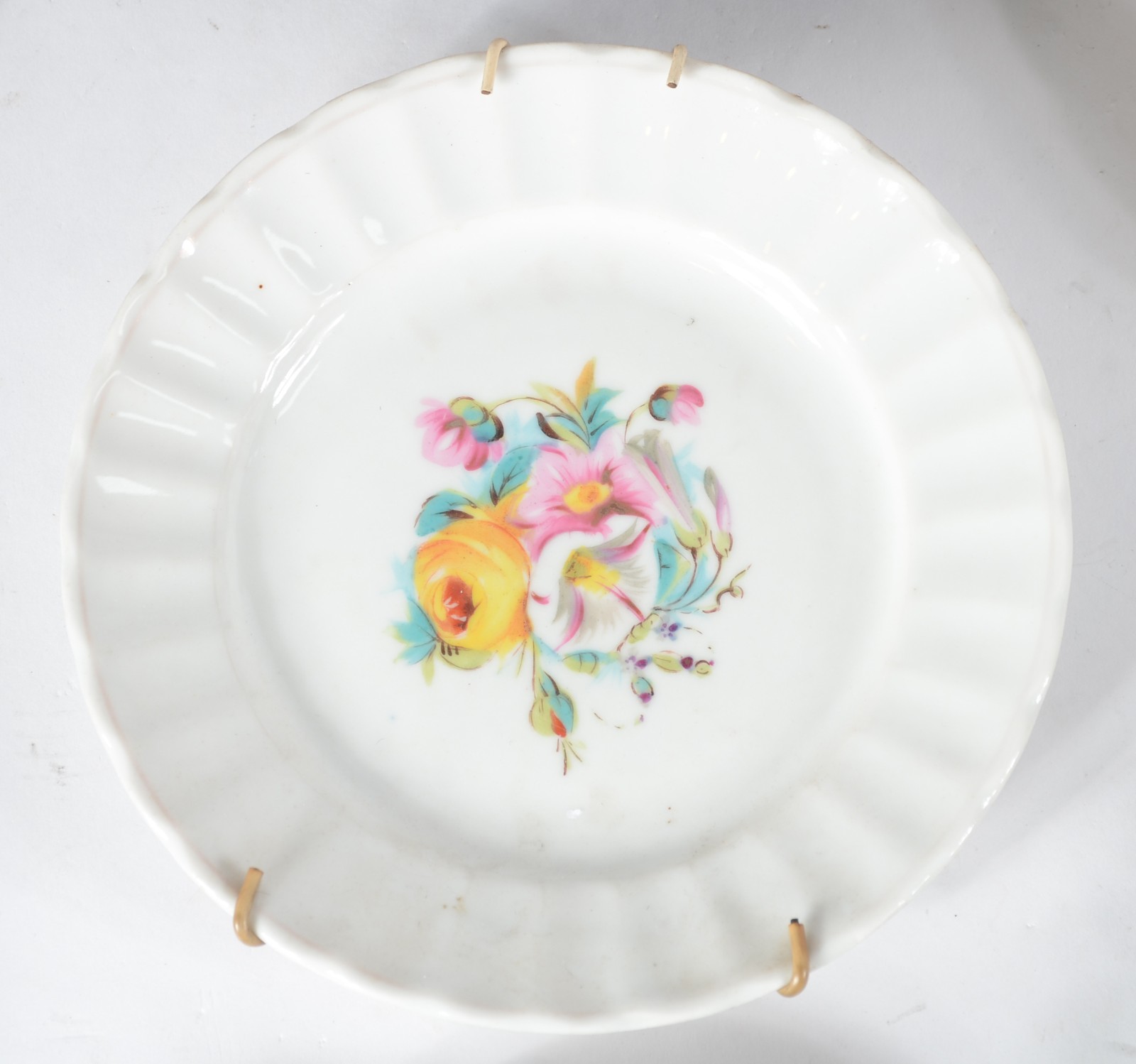 Conjunto com 7 pratos diversos de porcelana decorativa. - foto 6 de 9
