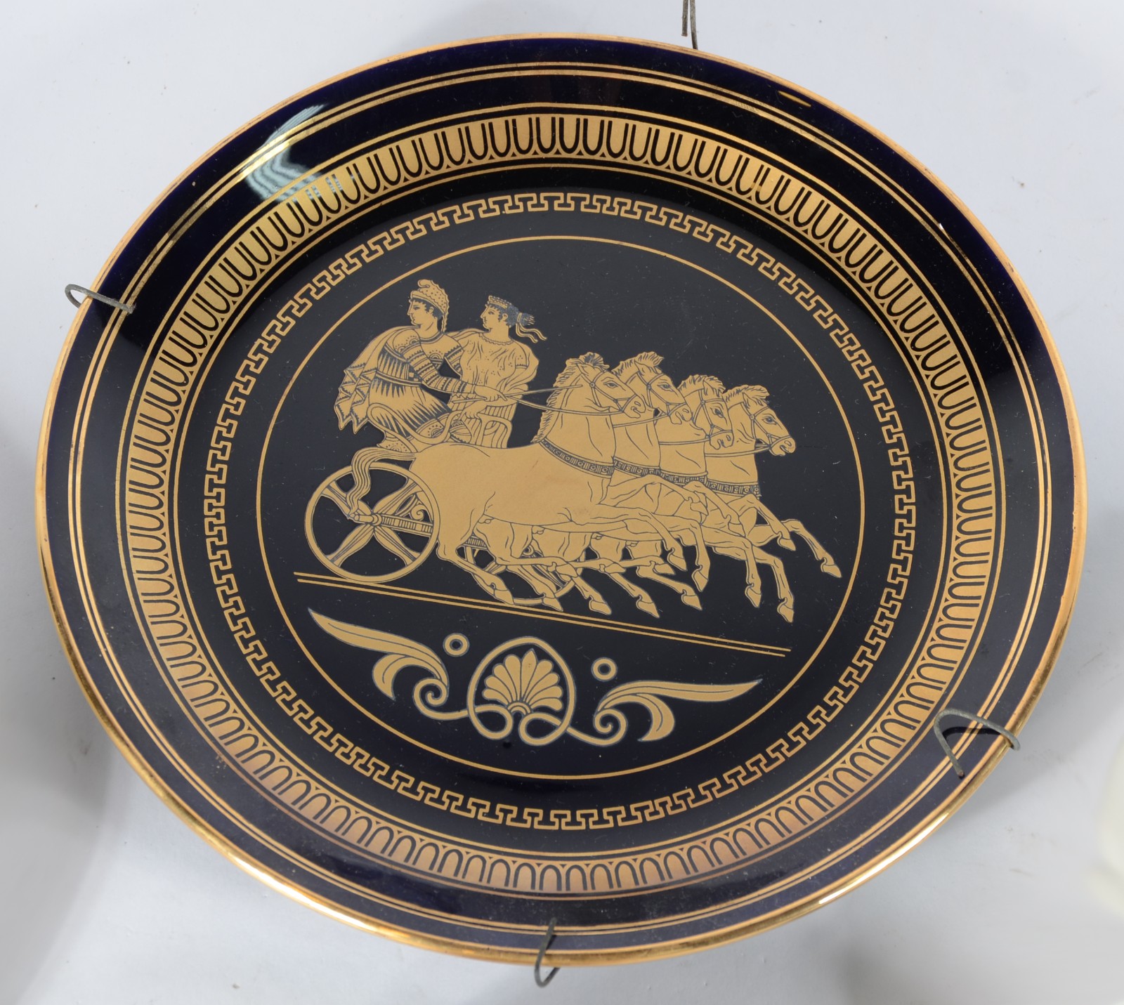 Conjunto com 7 pratos diversos de porcelana decorativa. - foto 7 de 9