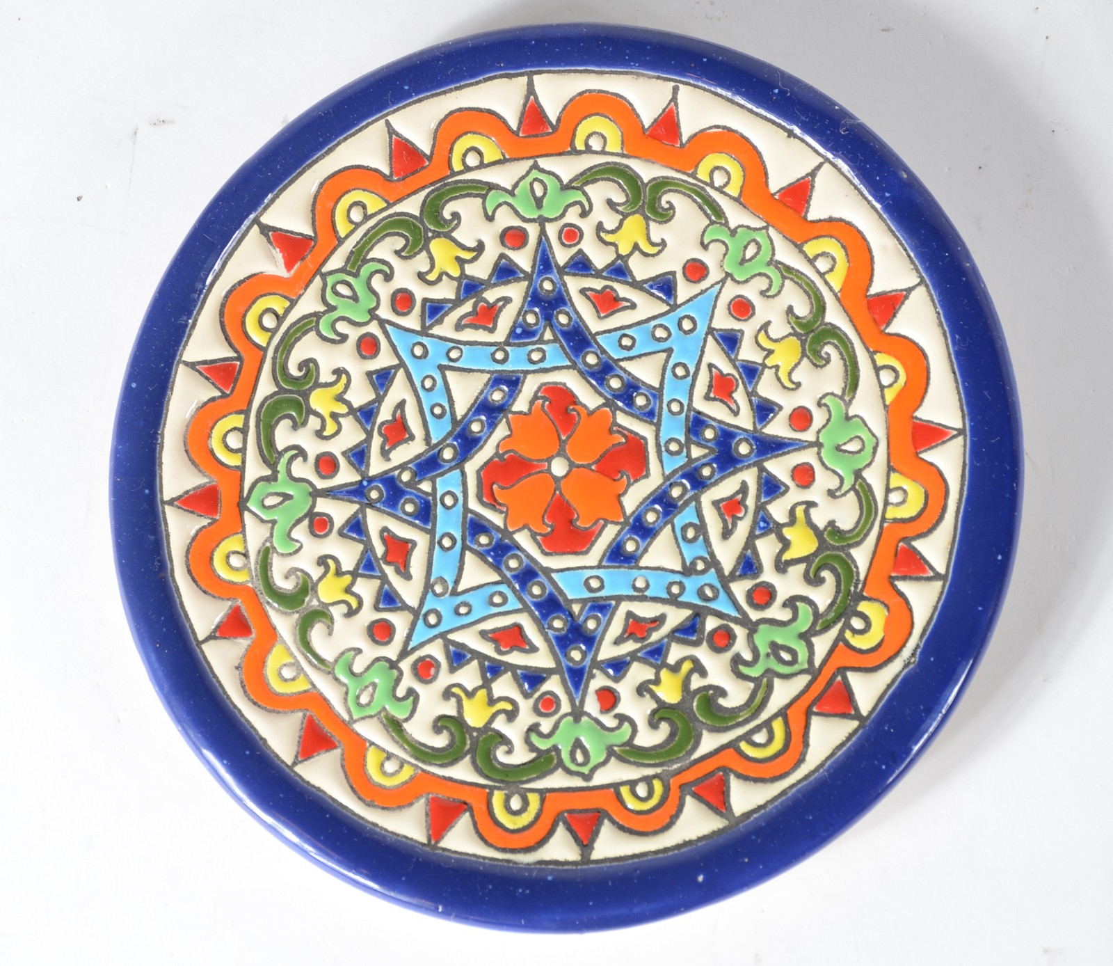 Conjunto com 7 pratos diversos de porcelana decorativa. - foto 8 de 9