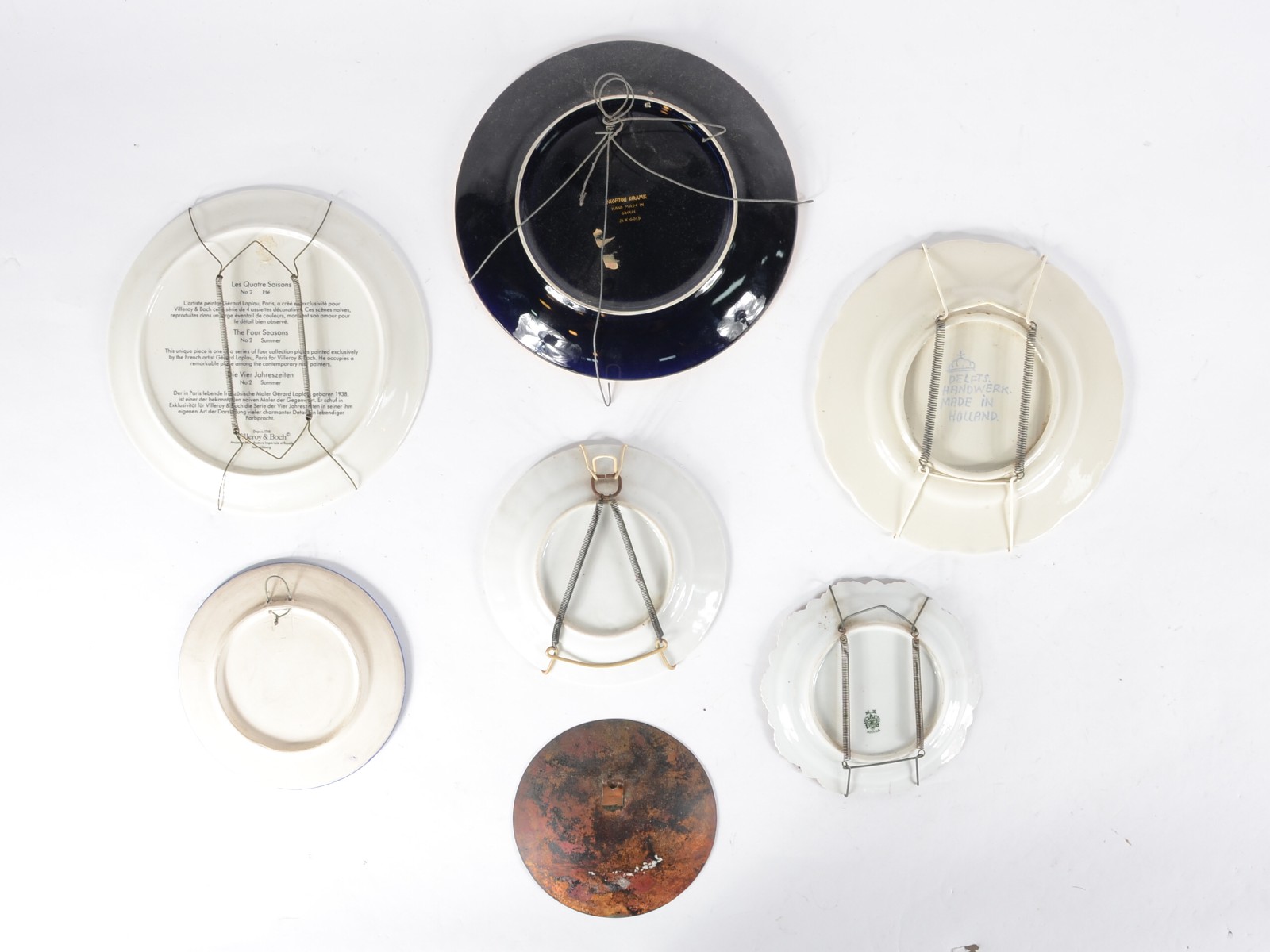 Conjunto com 7 pratos diversos de porcelana decorativa. - foto 9 de 9