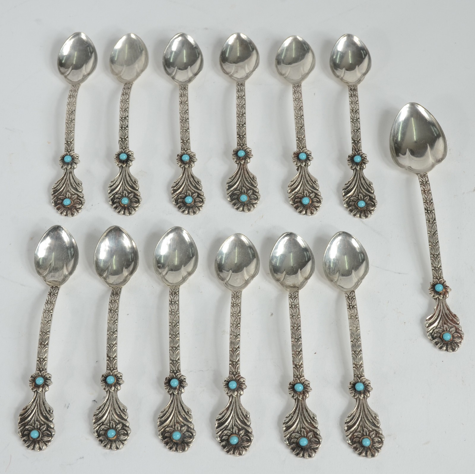 Conjunto com 12 colheres de café e uma para açúcar de prata... - foto 1 de 7