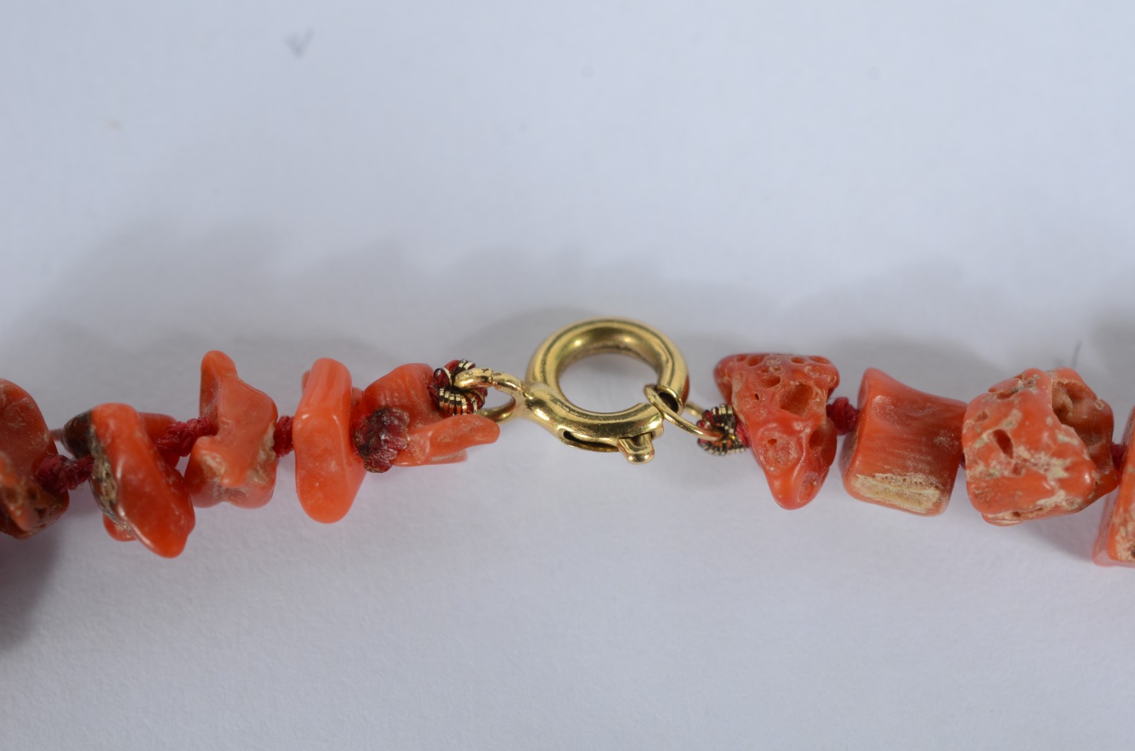 Colar de pedra coral, fecho de ouro 18 k. - foto 3 de 4