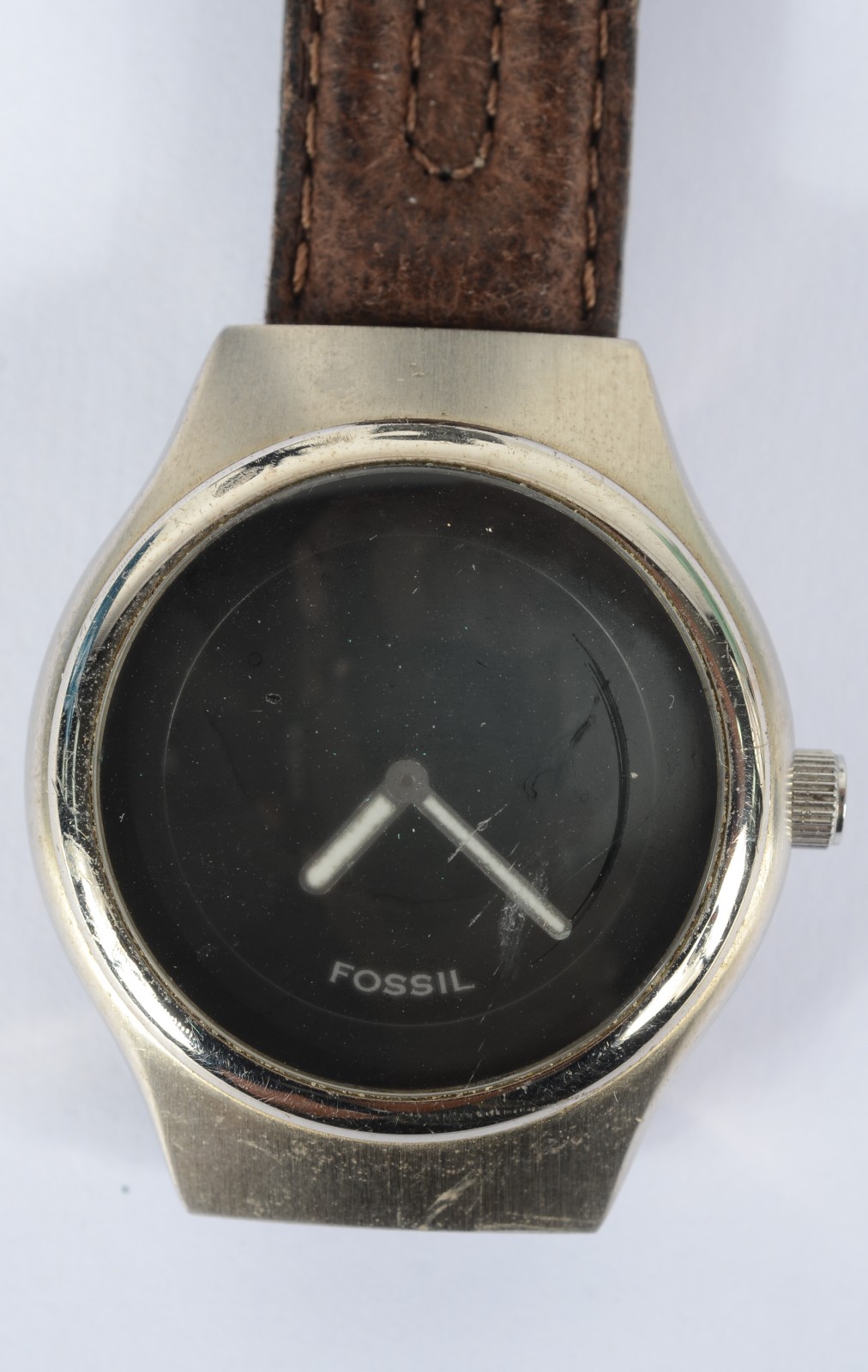 Relógio de pulso, caixa em aço, fundo preto com pulseira de couro. - foto 1 de 6