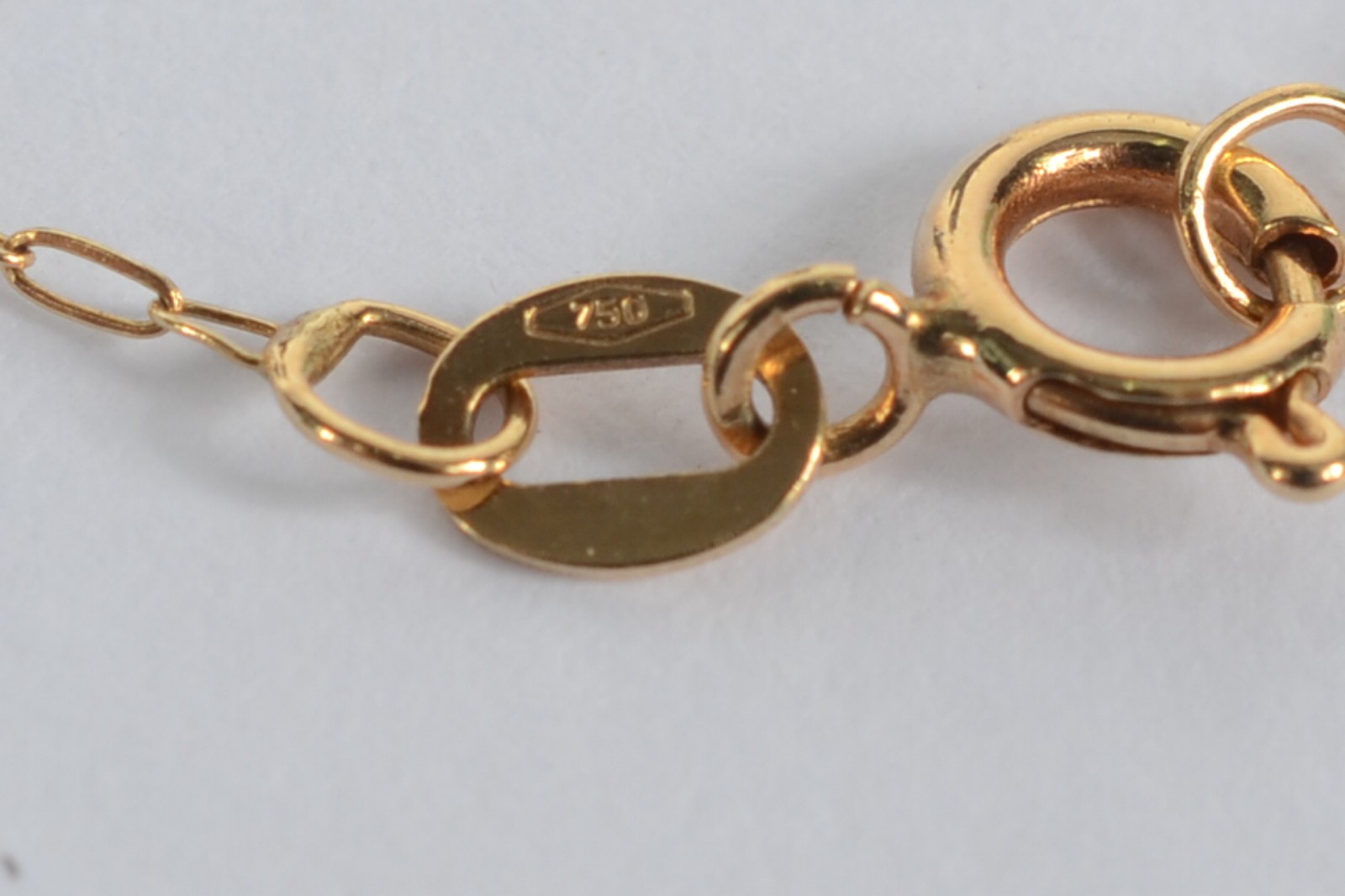 Colar com pendente feitio borboleta de ouro 18 k. (Por motivos de... - foto 5 de 5