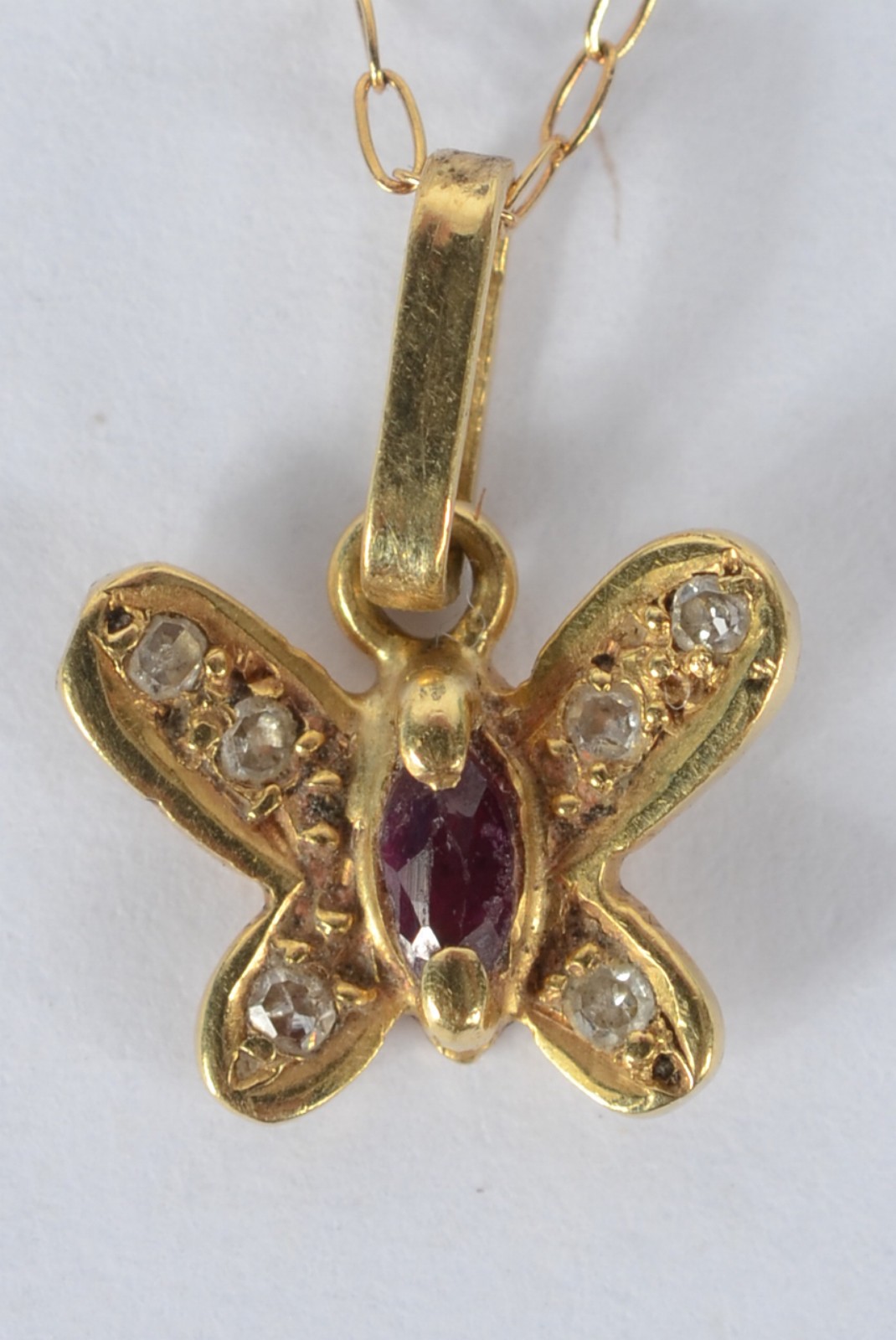 Colar com pendente feitio borboleta de ouro 18 k. (Por motivos de... - foto 3 de 5