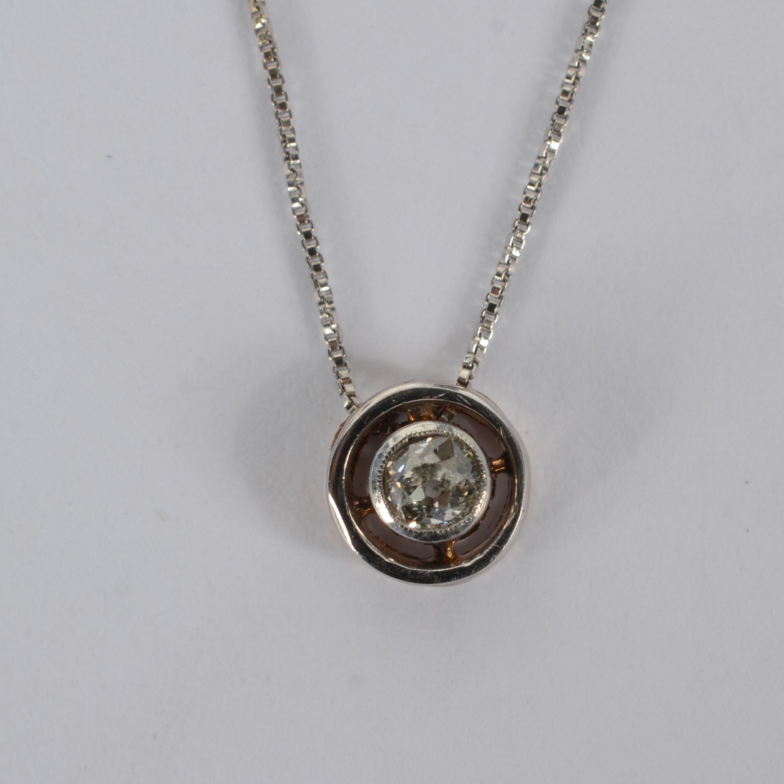 Colar de ouro 18 k., contraste 750 mls com brilhante de... - foto 3 de 5