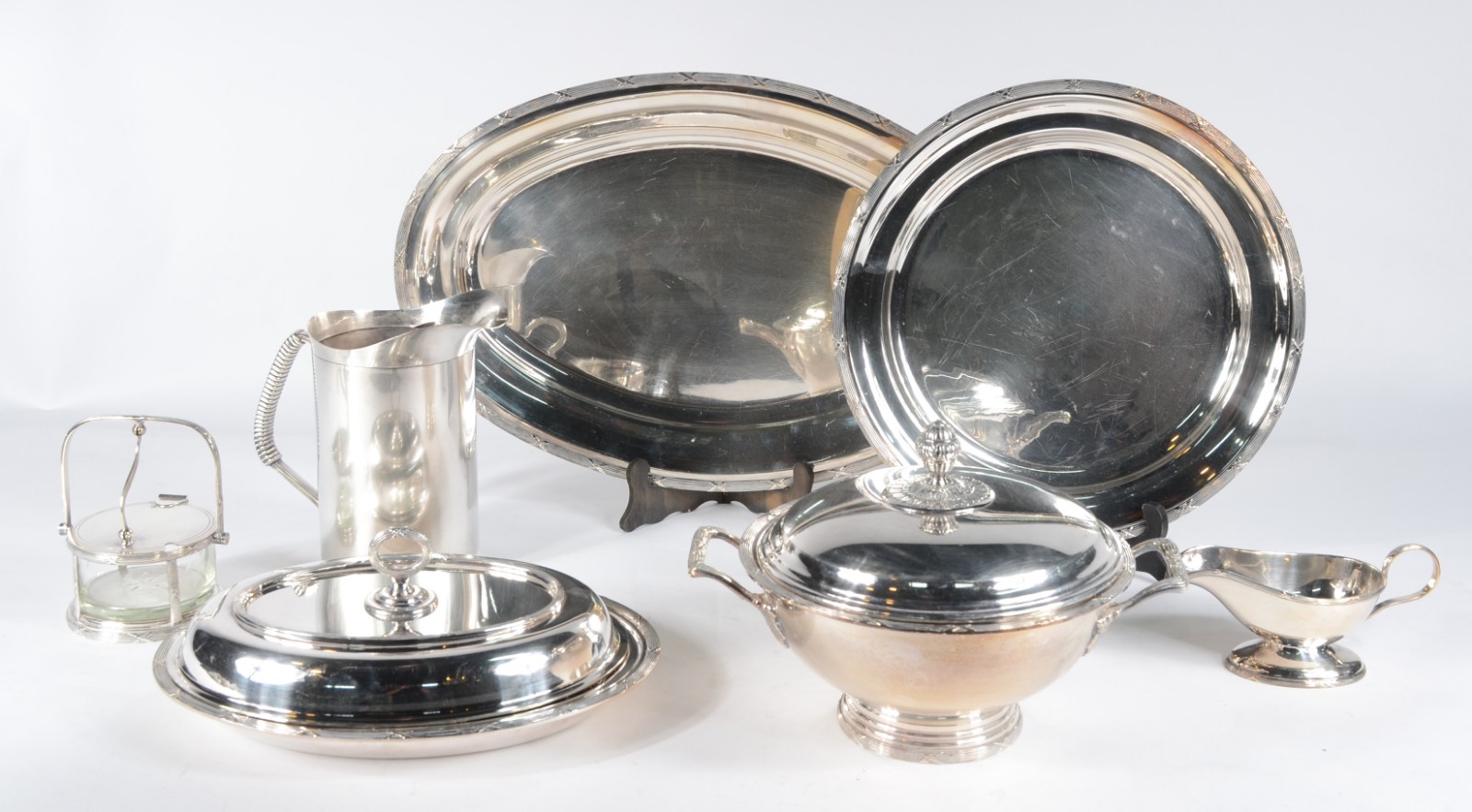Baixela de metal prateado, composto de: sopeira, duas travessas... - foto 1 de 7