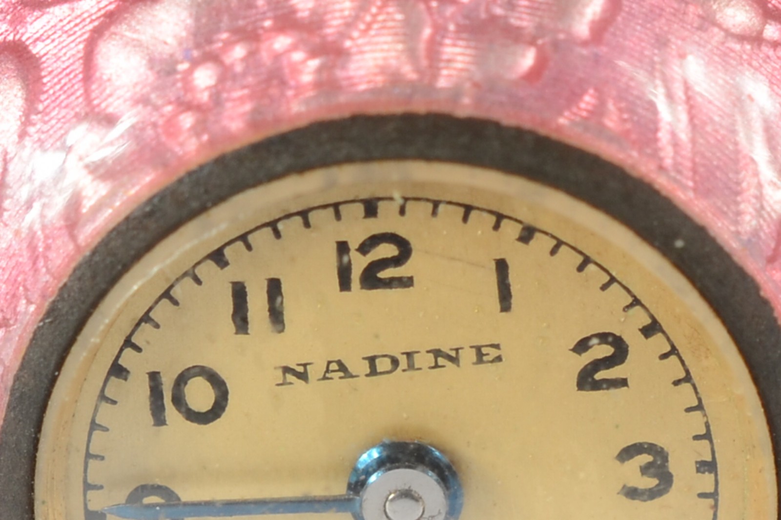 Relógio Pédantif Nadine em prata, e esmalte rosé com detalhes... - foto 2 de 6