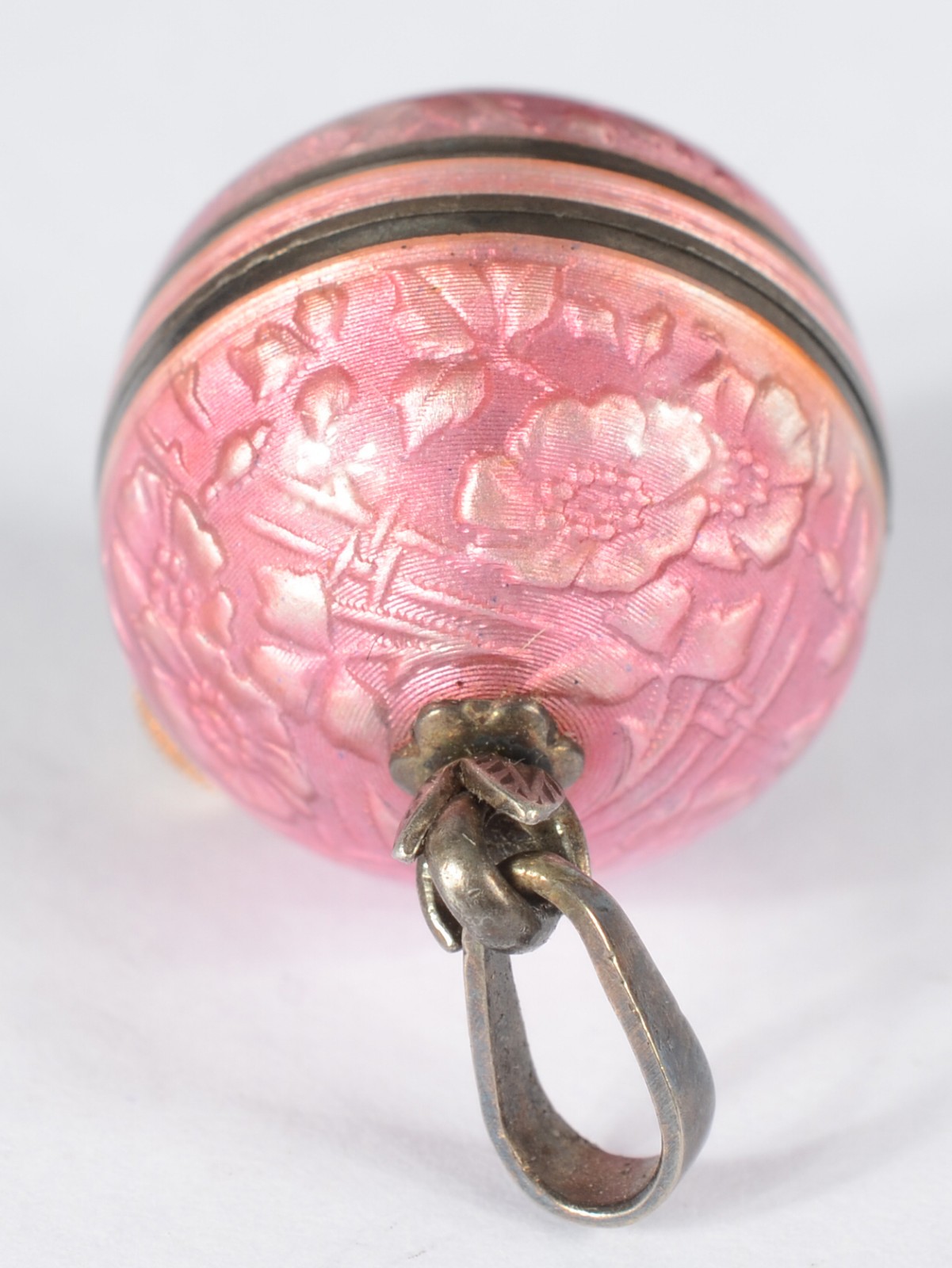 Relógio Pédantif Nadine em prata, e esmalte rosé com detalhes... - foto 5 de 6