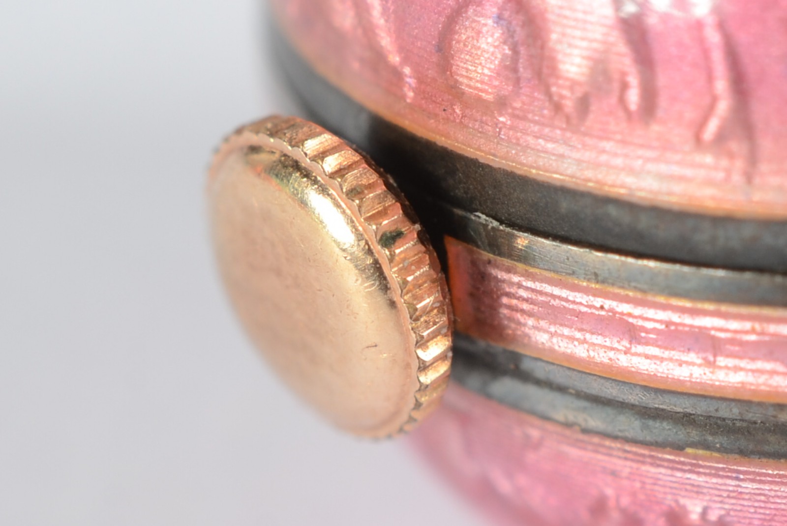 Relógio Pédantif Nadine em prata, e esmalte rosé com detalhes... - foto 6 de 6