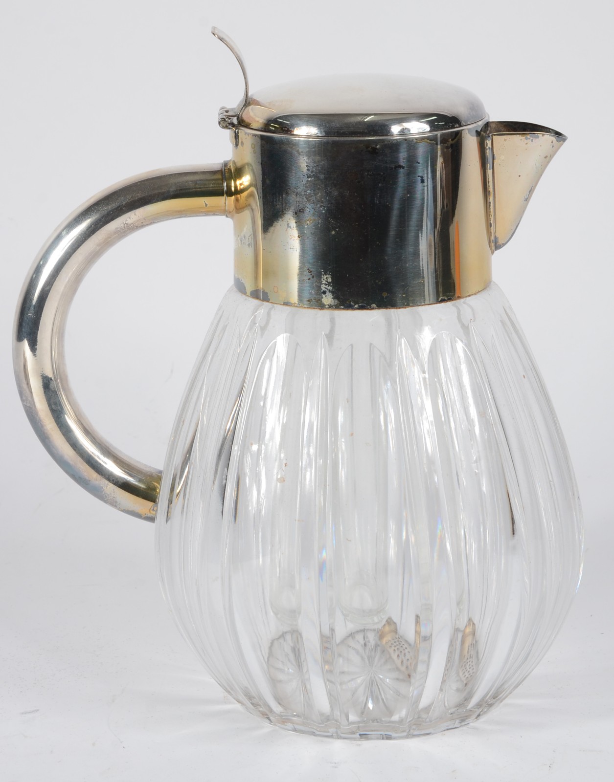 Refresqueira de cristal com bocal e alça de metal prateado. - foto 3 de 5