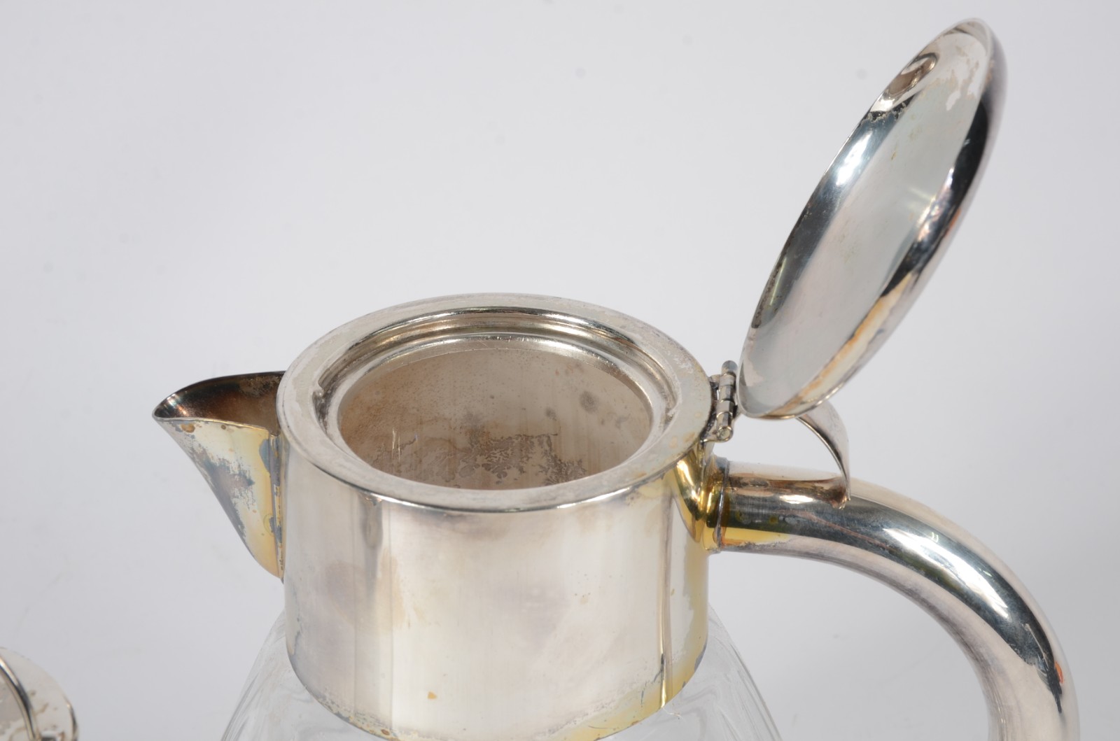 Refresqueira de cristal com bocal e alça de metal prateado. - foto 4 de 5