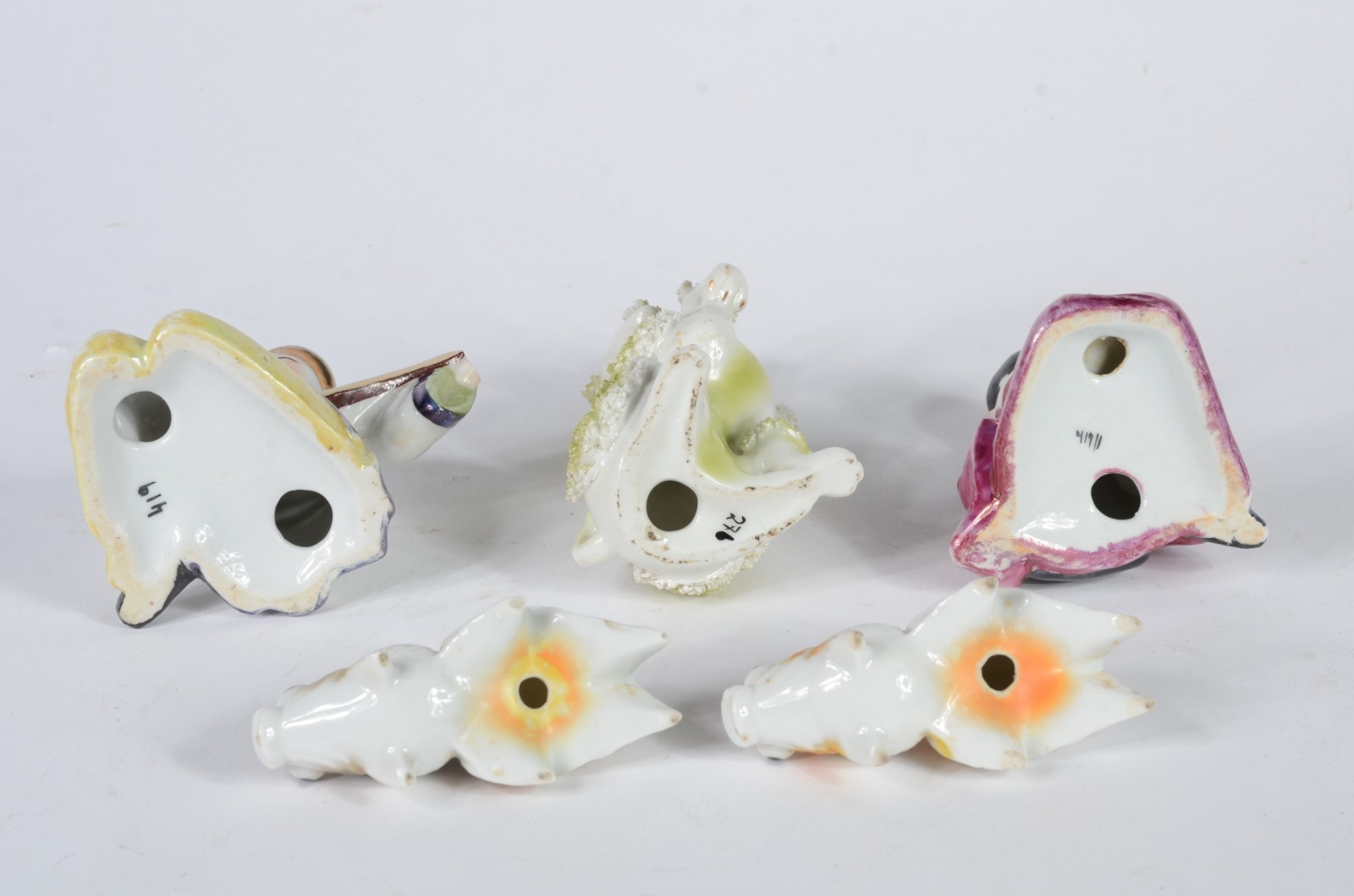 Diversas peças, sendo: quatro esculturas diversas de porcelana... - foto 4 de 5