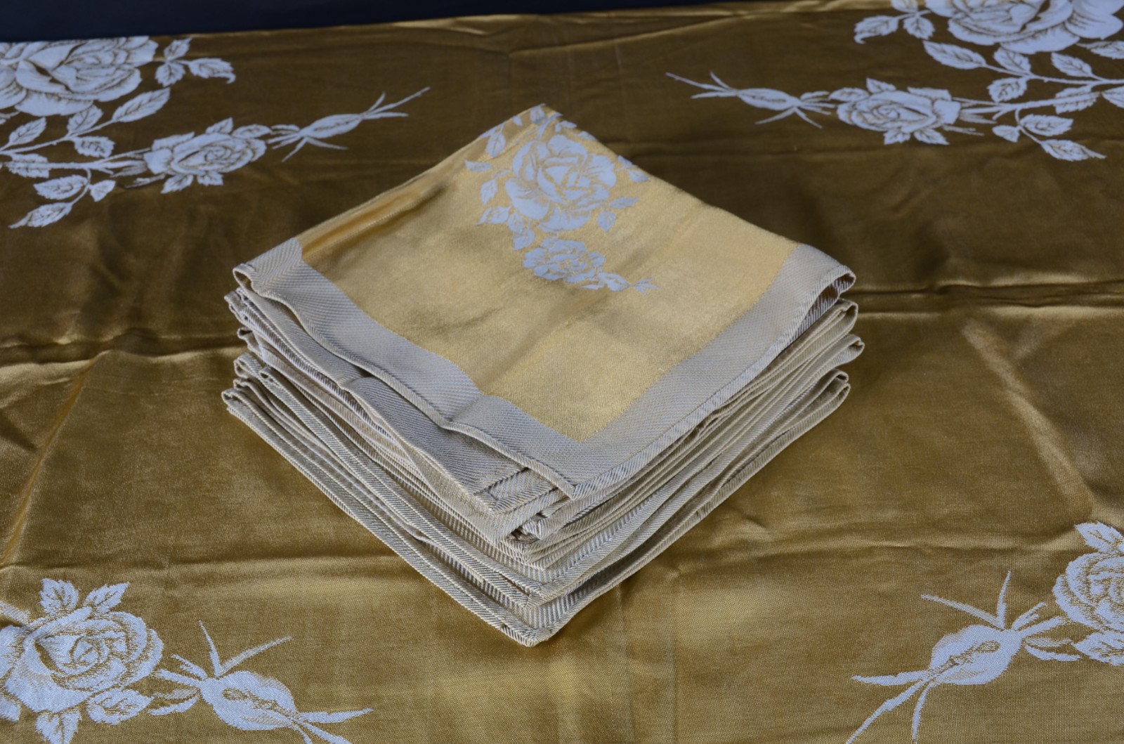 Toalha de mesa de tecido adamascado com flores douradas. Acompanham 8... - foto 6 de 7