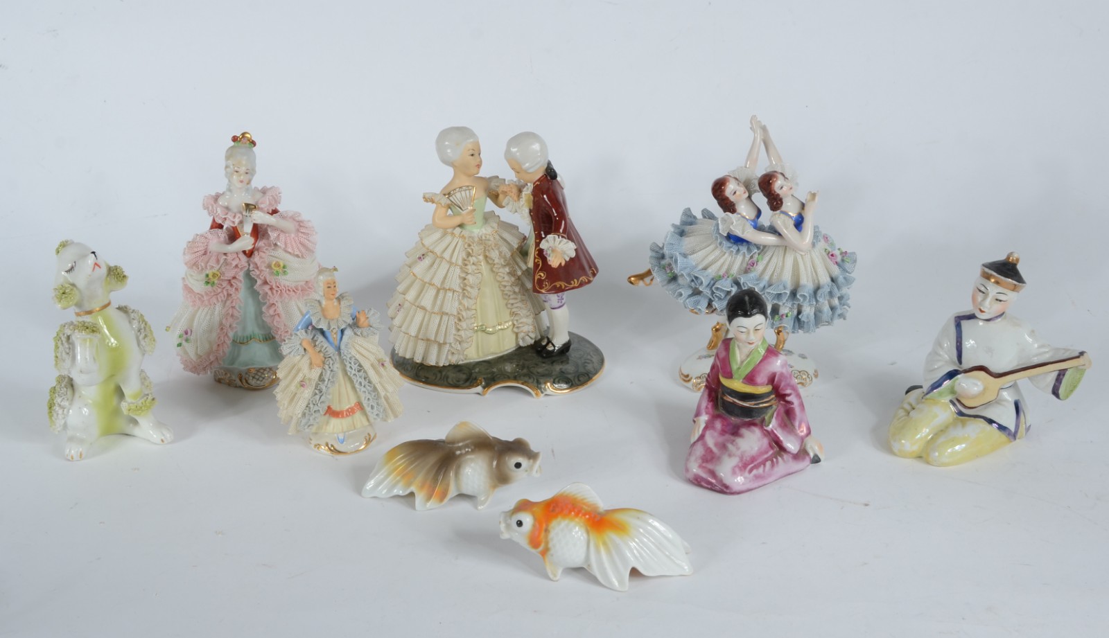 Diversas peças, sendo: quatro esculturas diversas de porcelana... - foto 1 de 5