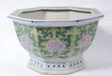 Cachepot de porcelana oriental feitio oitavado,... - Cachepot de porcelana oriental feitio oitavado, fundo branco com flores e folhagens em policromia. Desgastes.