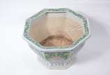 Cachepot de porcelana oriental feitio oitavado,... - Cachepot de porcelana oriental feitio oitavado, fundo branco com flores e folhagens em policromia. Desgastes.