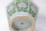 Cachepot de porcelana oriental feitio oitavado,... - Cachepot de porcelana oriental feitio oitavado, fundo branco com flores e folhagens em policromia. Desgastes.