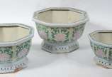 Conjunto com 3  cachepots de porcelana oriental... - Conjunto com 3  cachepots de porcelana oriental feitio oitavado, fundo branco com flores e folhagens em policromia. Desgastes.