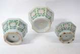 Conjunto com 3  cachepots de porcelana oriental... - Conjunto com 3  cachepots de porcelana oriental feitio oitavado, fundo branco com flores e folhagens em policromia. Desgastes.