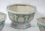 Conjunto com 3  cachepots de porcelana oriental... - Conjunto com 3  cachepots de porcelana oriental feitio oitavado, fundo branco com flores e folhagens em policromia. Desgastes.