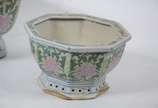 Conjunto com 3  cachepots de porcelana oriental... - Conjunto com 3  cachepots de porcelana oriental feitio oitavado, fundo branco com flores e folhagens em policromia. Desgastes.