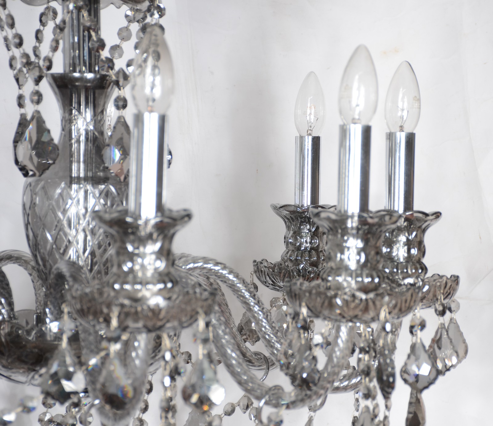 Lustre para 8 luzes de vidro fumê, pendentes lapidados.. - foto 4 de 6