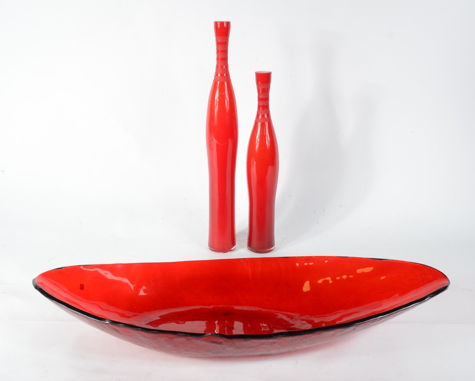 Três peças decorativas de vidro vermelho, sendo duas garrafas e um... - foto 1 de 9