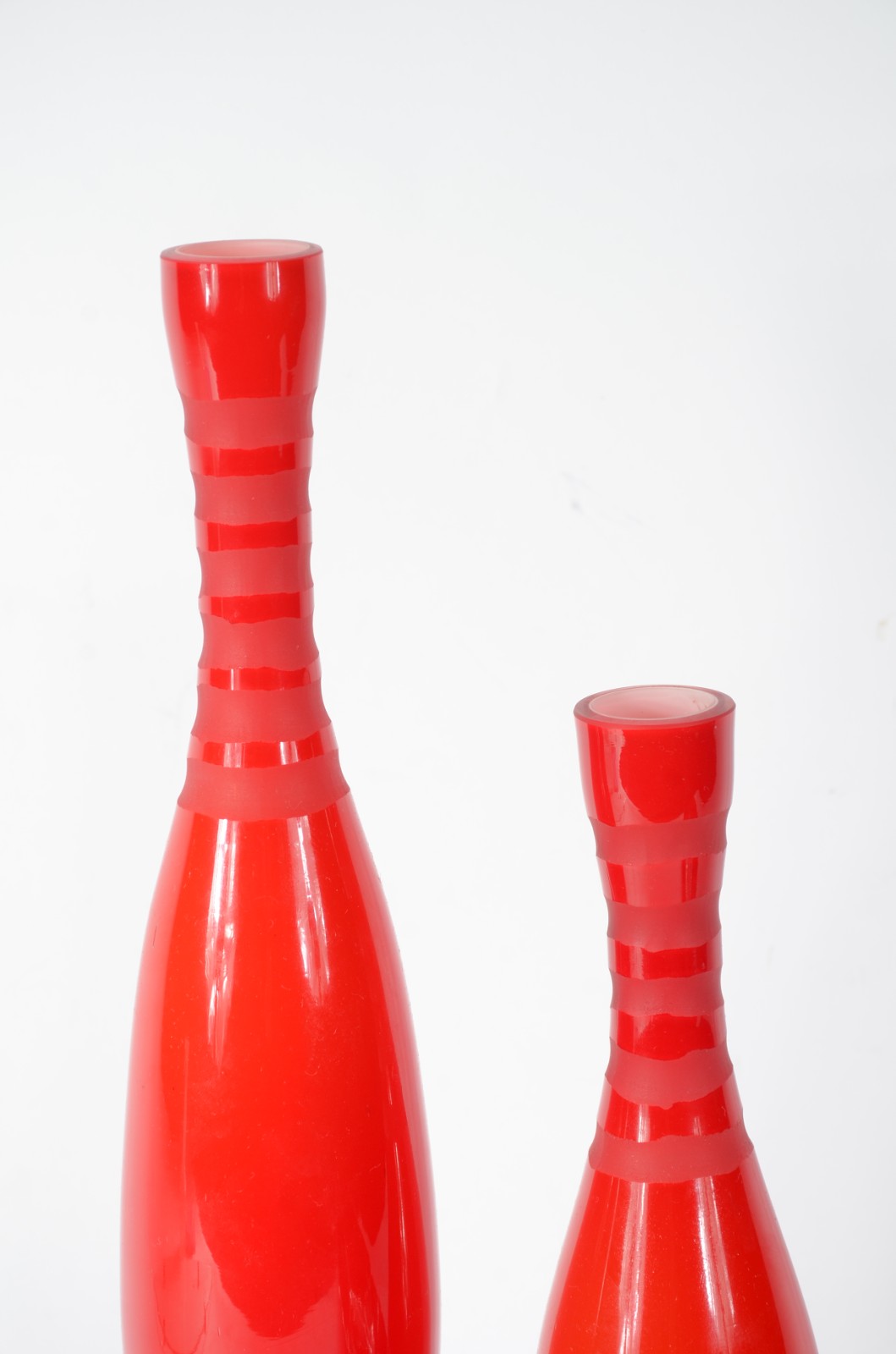Três peças decorativas de vidro vermelho, sendo duas garrafas e um... - foto 2 de 9