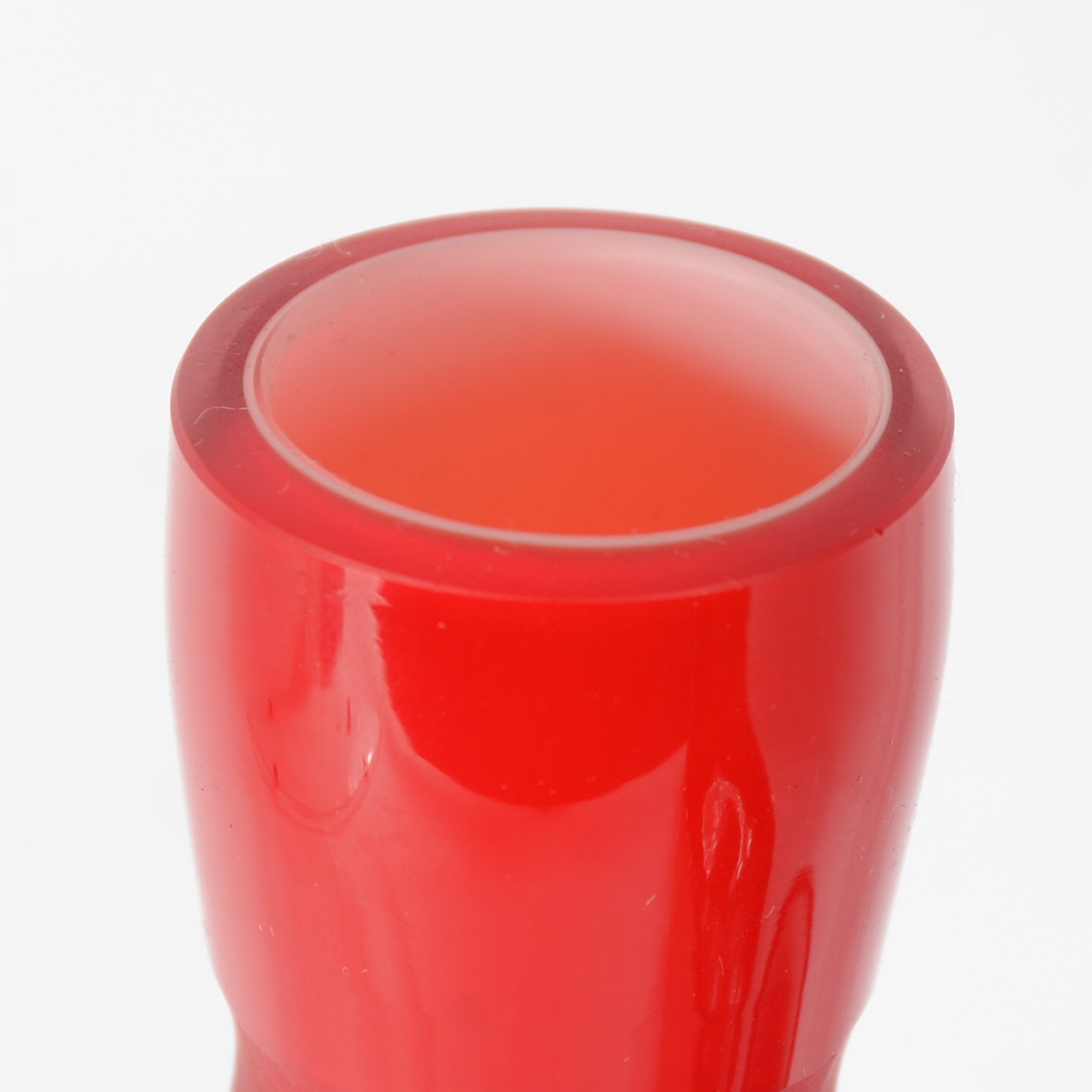 Três peças decorativas de vidro vermelho, sendo duas garrafas e um... - foto 3 de 9