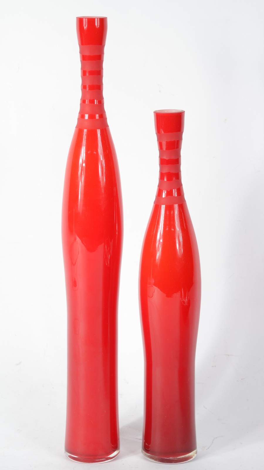 Três peças decorativas de vidro vermelho, sendo duas garrafas e um... - foto 4 de 9