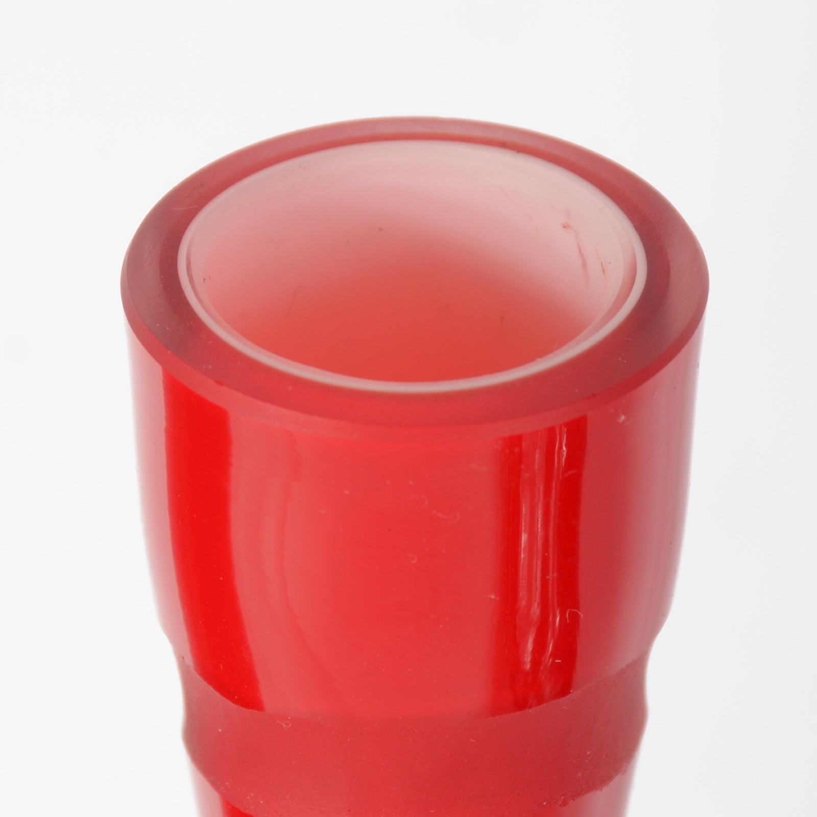 Três peças decorativas de vidro vermelho, sendo duas garrafas e um... - foto 5 de 9